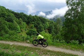 Die Regenjacke gehört ins Gepäck