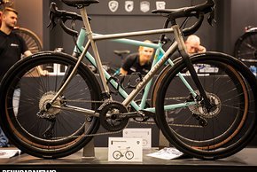 Ein Titan Gravel Bike Aufbau mit 7,7 Kilo Gewicht gab es am Stand von Böttcher zu sehen