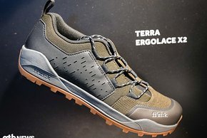 Die fi'zi:k Terra Erggolace X2-Schuhe soll sich vor allem an All-Mountain- und Trailbiker richten, aber auch im Alltag eine gute Figur machen.