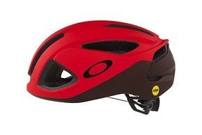 Der Oakley Aro 3 Helm kommt mit MIPS...