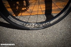 Auf die neuen Vision Team SL Laufräder in 45 mm Höhe sind Continental GP5000 Tubeless-Reifen in 28 mm aufgezogen.