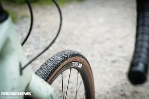 Auf feinem Schotter ist der Kurvenhalt dank der ausgeprägteren Stollen berechenbar.