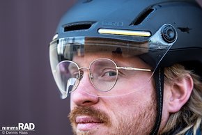 Das Visier des Giro Ethos Shield bietet Platz genug für größere Brillenmodelle.