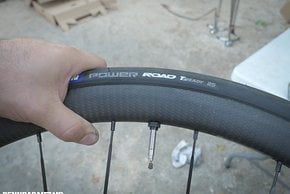 Wir sahen den Michelin Mechanikern bei Wechsel der Bereifung auf Tubeless Ready von über 20 Laufrädern verschiedener Hersteller zu.