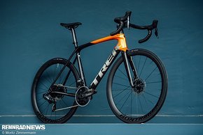 Das Trek Émonda 2021 fährt mit 6,75 kg für das leichteste Modell wieder in die Spitzengruppe der Competition-Rennräder. Seine offenkundig verbesserte Aerodynamik soll auch am Berg Sekunden rausholen
