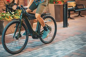 Im urbanen Raum kann das E-Gravel-Bike bequem in aufrechter Sitzposition gefahren werden.