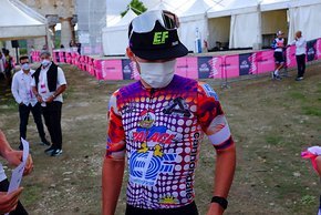 Beim Giro hat EF Cycling das Pink gegen Rapha Kits im Palace Design getauscht