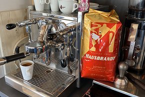 In der WXM-Lounge – so nennt Claus seine Homebase – sorgt eine ECM Technica V für feinsten Kaffeegenuss