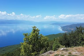 Der Ohridsee an der albanisch-nordmazedonischen Grenze