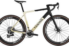 Auch Canyon lässt es sich nicht nehmen und stellt mit dem Grail CFR XPLR ein Gravel-Bike mit der neuen 13-fach Schaltung vor – zu haben ist der 7,5 kg leichte Bolide für 8.499 € (UVP).