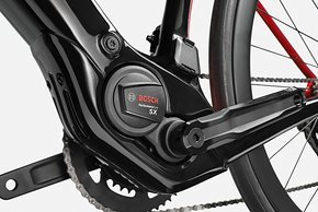E-Bike Mittelmotor mit 2-fach Kettenblatt – gabs noch nicht so häufig, könnte ein Argument pro – oder contra Cannondale Synapse Neo sein.