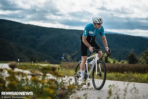 Auch im Anstieg kann das Tarmac SL8 punkten - nicht nur wegen des geringen Gewichtes.