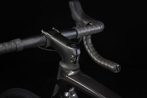 Vorbau und Lenker sind aus Aluminium und stammen von Bontrager.