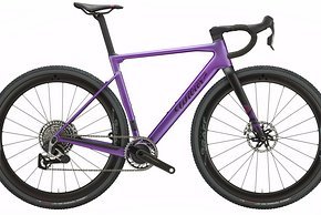 Extra für die Einführung der neuen SRAM Red XPLR AXS wurde das Design des Wilier Rave SLR überarbeitet – dabei stehen einige extravagante Lackierungen zur Auswahl. Zu haben ist das Topmodell für 10.200 € (UVP).