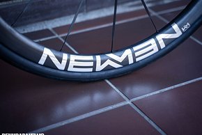 Die 1.000 g leichten Newmen Vonoa Climb Laufräder drücken das Gewicht.