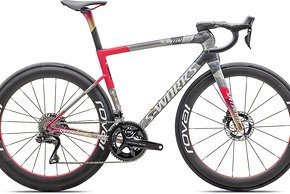 Mit dem S-Works Tarmac SL8 Forward 50 LTD stellt Specialized sein Jubliäumsmodell vor – und lässt sich Sonderlackierung, Limitierung und natürlich die gehobene Ausstattung entsprechend bezahlen. 16.500 € werden hier fällig.