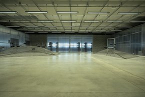 Große Hallen und kaum genutzte Flächen sind Zeugen der Produktionsverlagerung im Jahr 2012 …