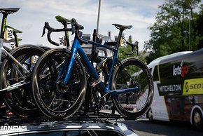 Mitchelton-Scott hat auch noch eine blaue Variante des Bikes...