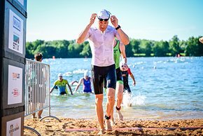 Bei Rennen mit Neoverbot kann man einfach mit dem Triathlon-Einteiler schwimmen