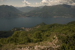 Unweit des Hauptquartiers der Helm-Spezialisten von MET, liegt der bekannte Comer See.