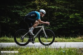 Trotz der vielen Spacer, die bei den Fotoaufnahmen noch verbaut waren, ist die Sitzposition sehr sportlich.