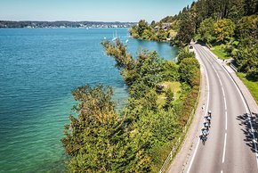 Die Strecke führt sehr häufig direkt am blaugrünen Wasser des Attersees entlang.