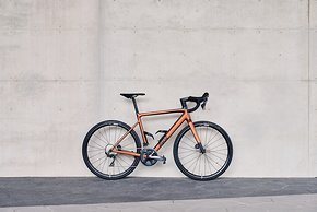 Von Weitem ist das Rose Reveal AL kaum von einem Carbon-Rennrad zu unterscheiden.