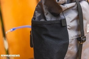 Eine Mesh-Tasche an der Seite eignet sich für Dinge, die sehr schnell erreichbar sein müssen.