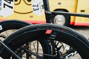 Schwalbe Pro One Reifen mit blauem Streifen, wie sie schon häufiger auf Profi-Bikes zu sehen waren.