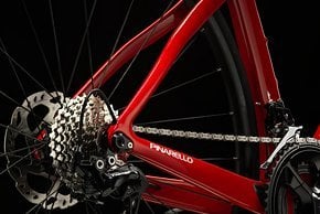 Geschaltet wird beim Einstiegsmodell mechanisch mit der Shimano 105.