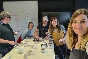 Beim "Cupping" lassen sich die unterschiedlichen Kaffeearomen am besten erkennen und die riesige Vielfalt entdecken.