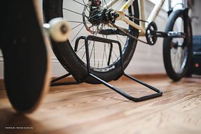 Je einen von 2 XUP Bike Stands – hält das Hinterrad automatisch sicher
