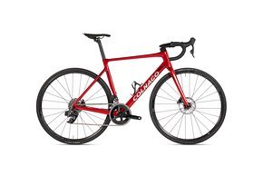 Colnago V4 – das Competition Rennrad übernimmt viele Eigenschaften des V4RS, wird aber bereits ab 4.730 € (UVP) angeboten.