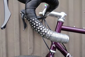 Die Basis für das Cockpit bietet ein Ritchey Classic Evo Curve Lenker