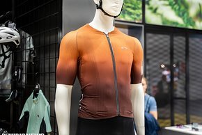 Die Oakley Rennrad Bekleidung wurde mit Q36.5 entwickelt.