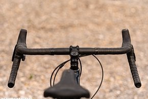 Der Marin Gravel-Lenker aus Aluminium fällt breit aus, liegt aber gut in der Hand