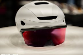 Der Oakley Aro7 Road Helm mit integrierter Brille