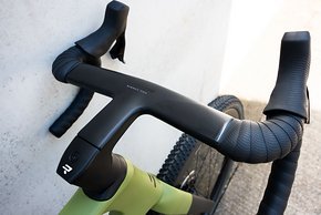 Das Nimbus Pro Cockpit  besitzt einen schmalen Oberlenker und ausgestellte Drops. So soll nicht nur für die Ergonomie, sondern auch für Kontrolle gesorgt werden.