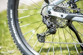 Die verbaute 12-fach-Kettenschaltung vom Typ Shimano XT wird mit günstigeren Shimano Deore Schalthebeln kombiniert.