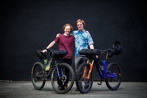 Was bei anderen ein langer Road-Trip ist, soll bei Eric (rechts) & Dan (links) ein Enduro-Bikepacking-Trip werden.