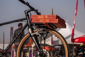 Pizza's here! Das Old Man Mountain Pizza Rack erlaubt, sperrige Dinge auf dem Fahrrad zu transportieren.