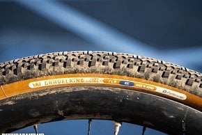 Laut Parcours hat der FKT Gravel-Laufradsatz die besten Aero-Werte mit Panaracer Gravelking X1 in 40 mm.