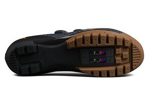 Dank der griffigen und stark profilierten Sohle aus Naturkautschuk soll man mit den neuen Powerweave Schuhen auch zu Fuß eine gute Figur machen.