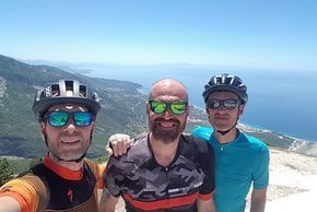 Drei sehr stolze kölsche Bikepacker auf dem Llogara-Pass (1.043 Meter) mit der albanischen Riviera unter ihnen.