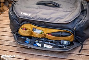 An der Front der Thule RoundTrip Bike Duffel-Tasche befindet sich ein Fach mit Netz-Taschen und Gummi-Schlaufen, das für Werkzeug und Verpflegung vorgesehen ist