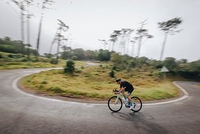 In Kurven liegt das Roubaix SL8 jetzt etwas ruhiger