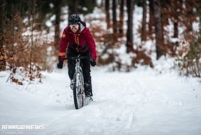 Die äußere Bekleidungslage sollte beim Radfahren im Winter immer mindestens winddicht sein