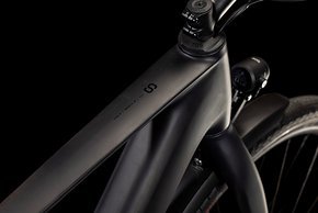 Der Rahmen der neuen E-Bikes besteht aus Carbon und spart ordentlich Gewicht.