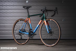 Der Pfadfinder ist mehr All-Road-Racer mit viel Reifenfreiheit als Gravelbike