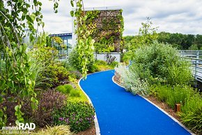 Seit 2021 hausiert Schwalbe in einem neuen, im wahrsten Sinne des Wortes grün gestalteten Haupquartier mit Garten und Laufstrecke auf dem Dach.
